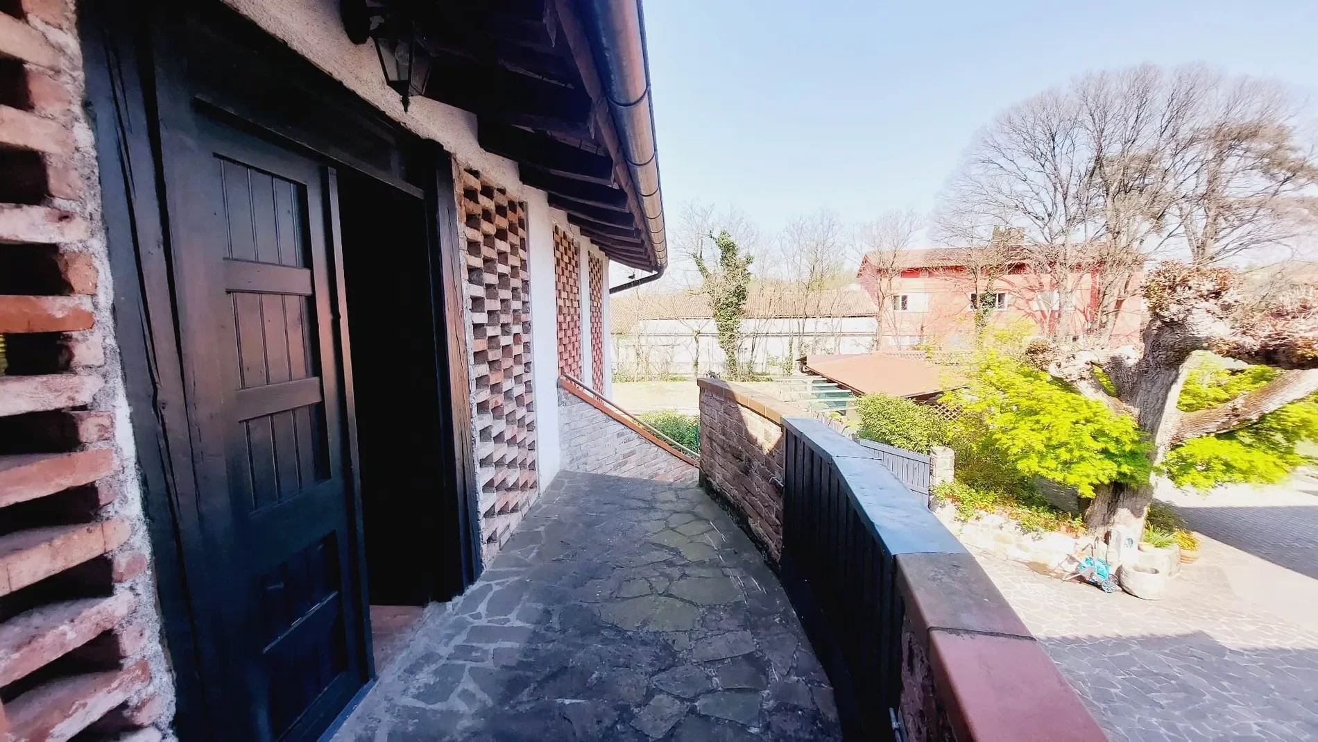 Exterior photo 4