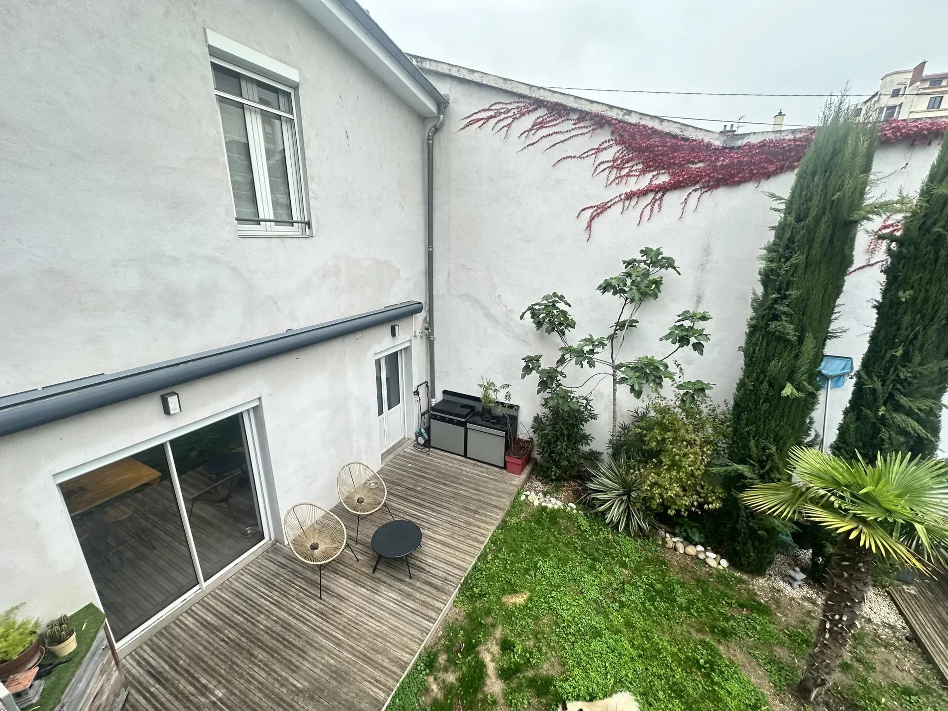 Exterior photo 6