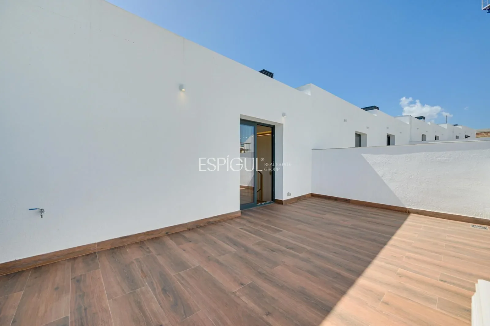 Exterior photo 4