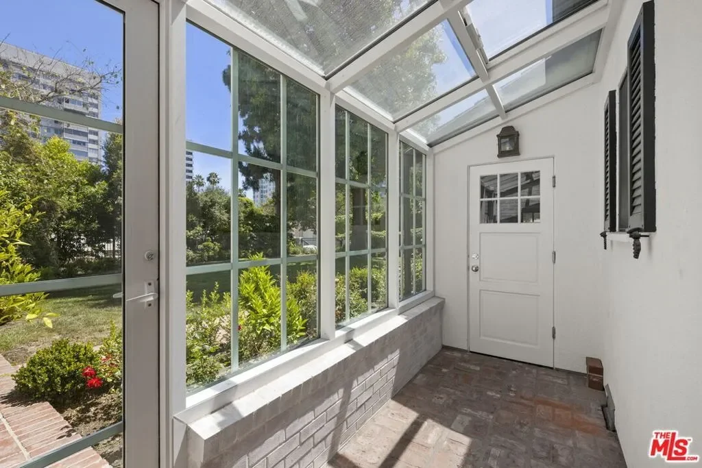850 Birchwood Drive, Los Angeles, California, United States. - Photo 2