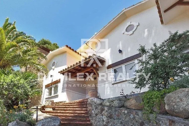 Exterior photo 4