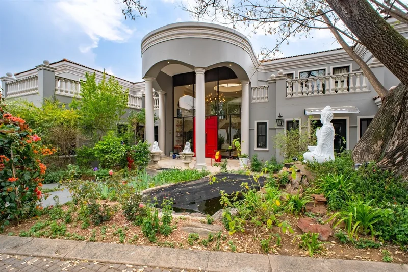 Riverside Luxury in Lonehill-Beverley - 6 Ensuite Bedrooms + Pool + 4 Garages