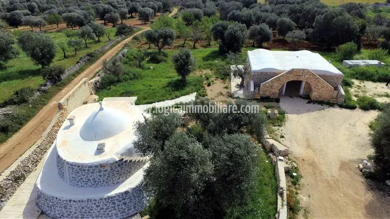 Trullo con lamia in vendita a Carovigno.