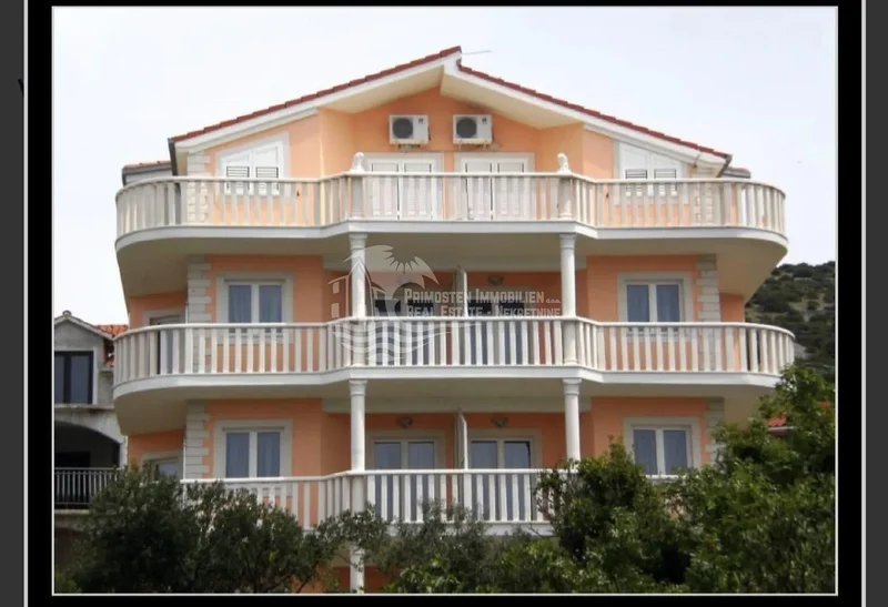 Rogoznica/Apartment house with swimming pool and sea view