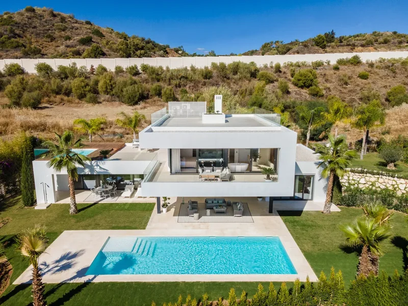 Contemporary 5-bedroom villa, exclusive gated community in Nueva Andalucia, Marbella