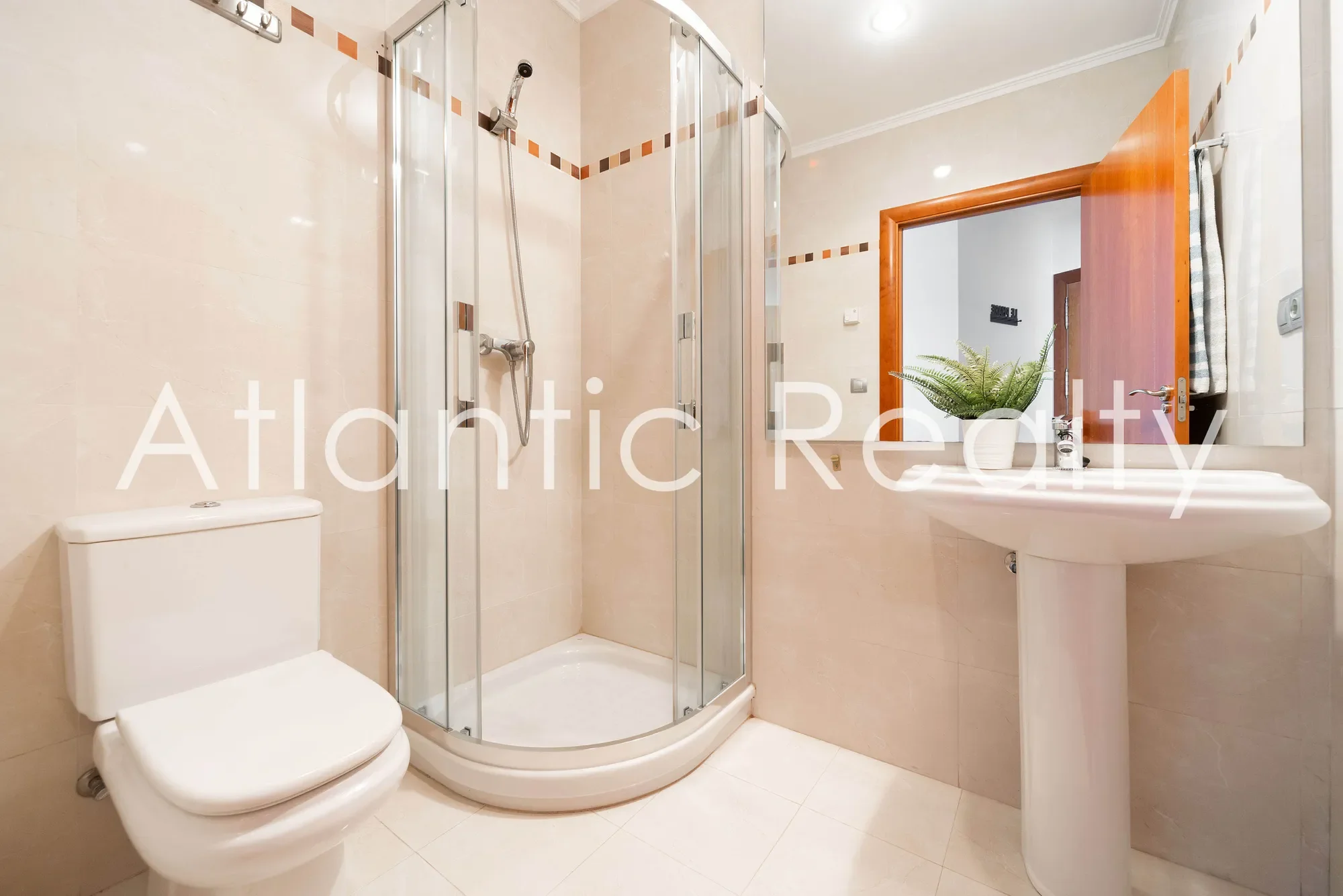 Magnificent penthouse with a spacious dual-aspect terrace and stunning views of the cathedral.