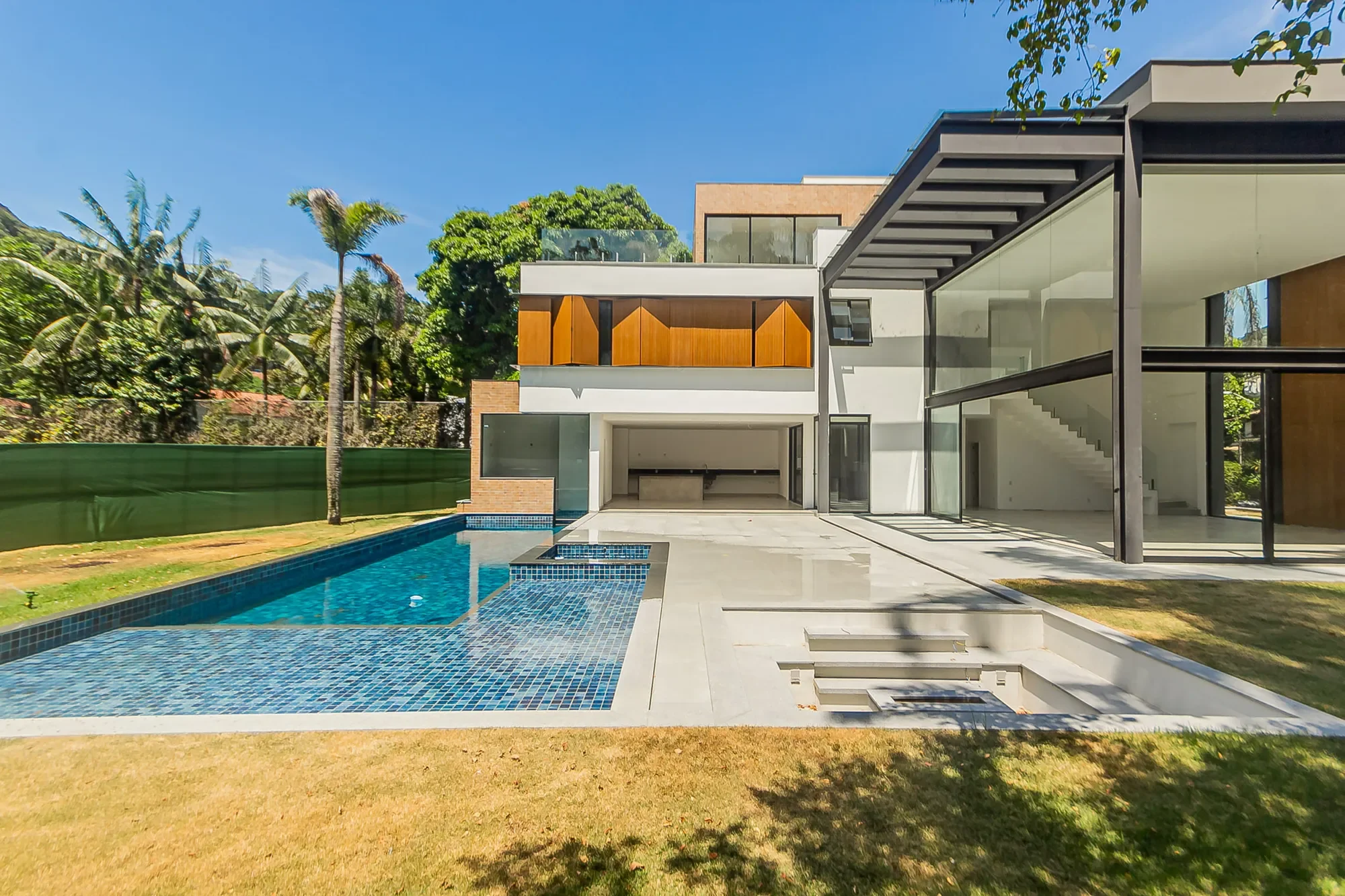 Exterior photo 2
