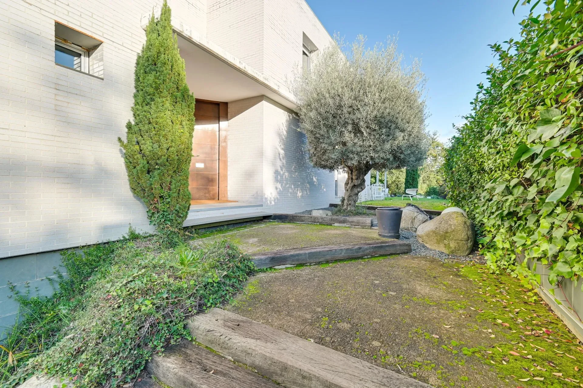Exterior photo 5