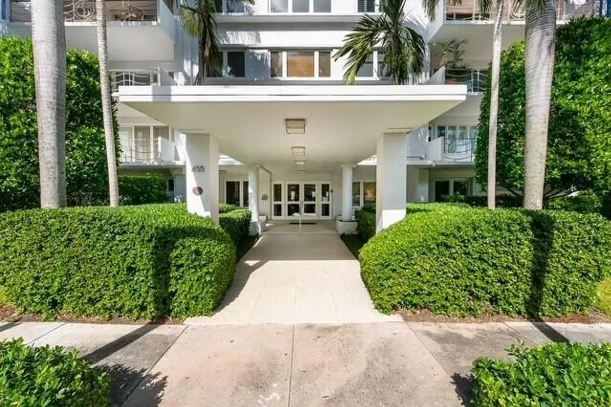 Exterior photo 8