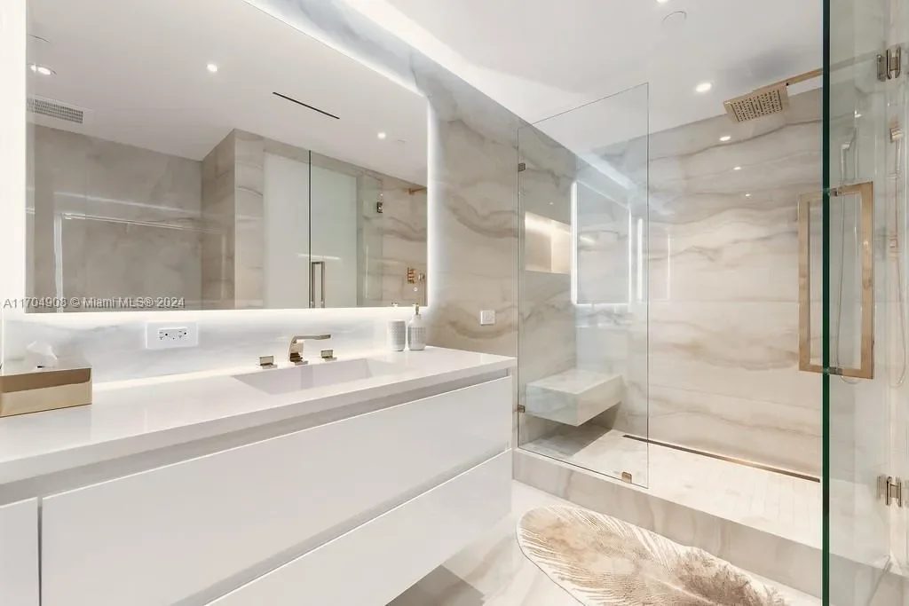 300 S Pointe Dr, #PH-5, Miami Beach, Florida, United States. - Photo 6