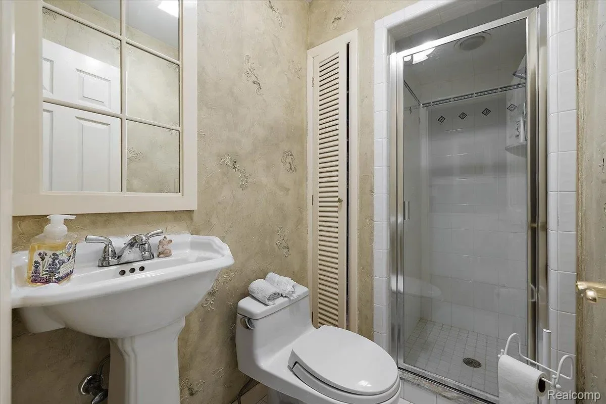 2236 Locklin Lane, West Bloomfield Charter Township, MI 48324, Orchard Lake Village, Michigan, United States. - Photo 11