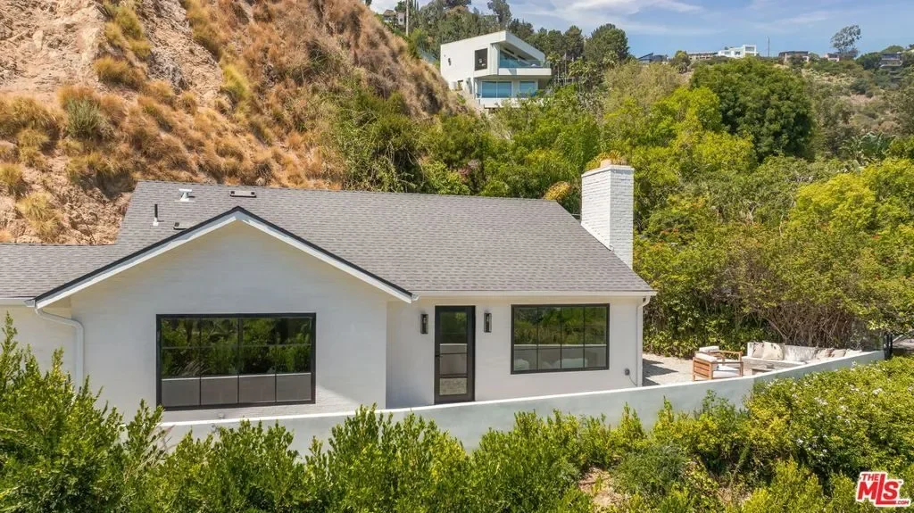8353 Sunset View Drive, Los Angeles, California, United States. - Photo 16