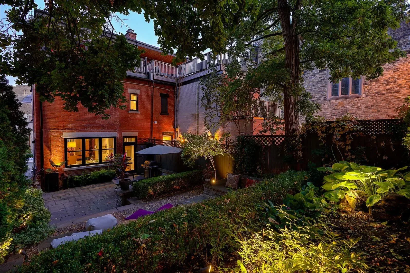 Exterior photo 8