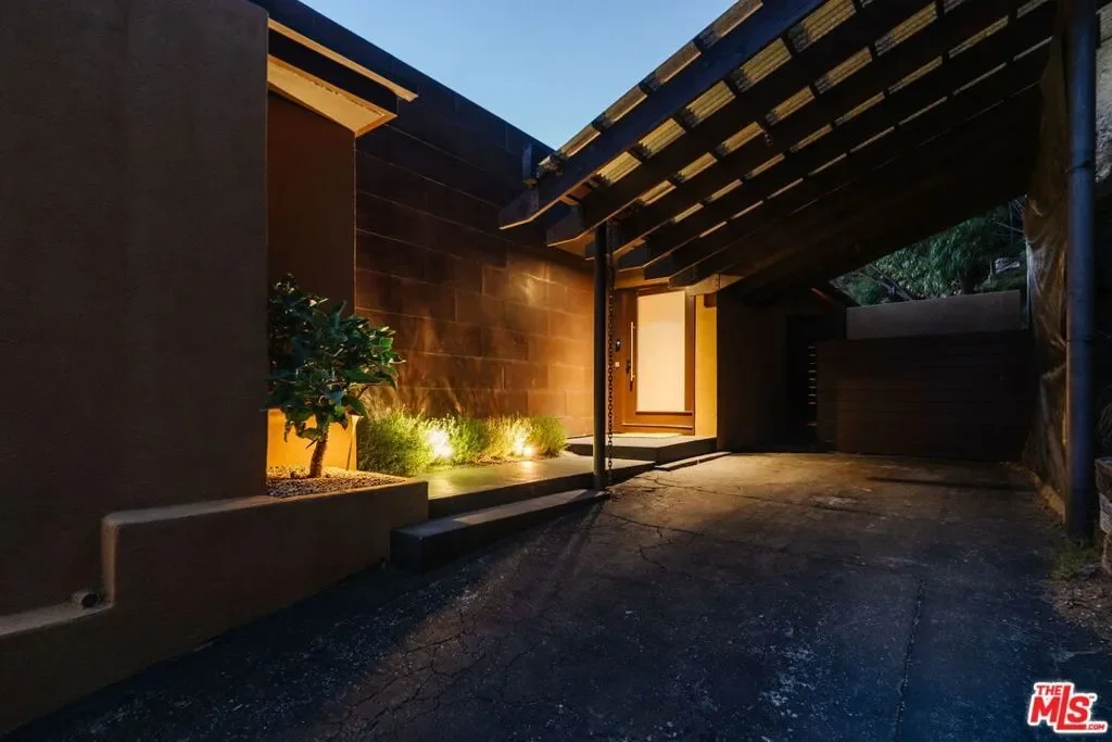 8715 Skyline Drive, Los Angeles, California, United States. - Photo 17