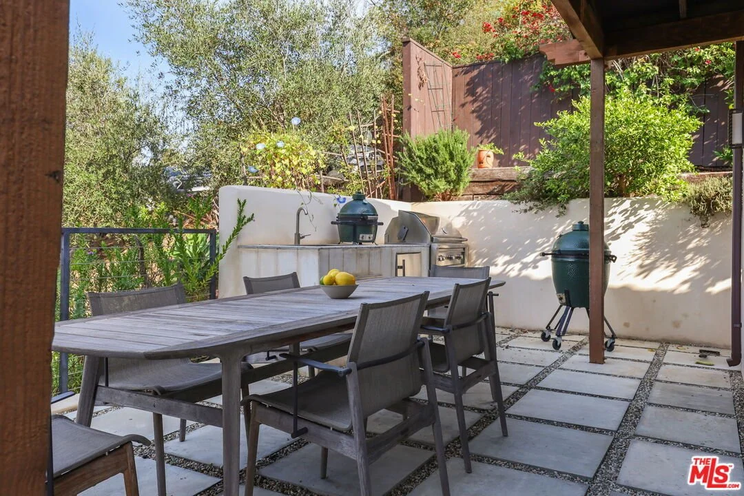 Exterior photo 8