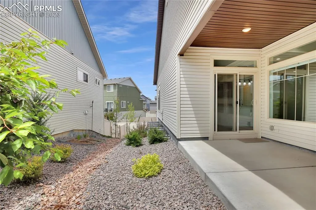 Exterior photo 4