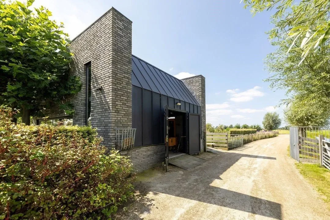Exterior photo 8