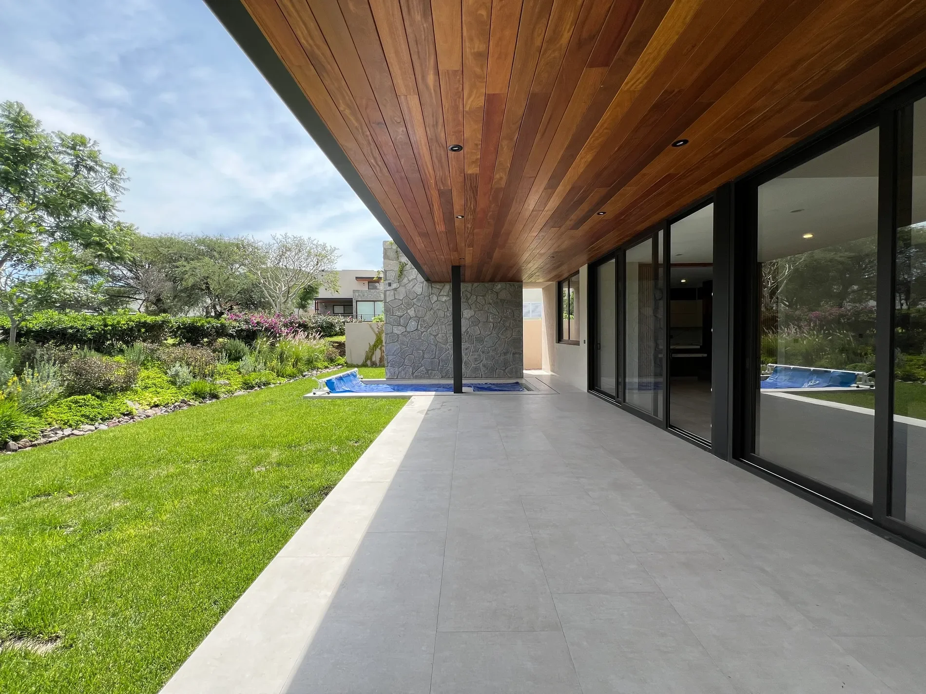 Exterior photo 5
