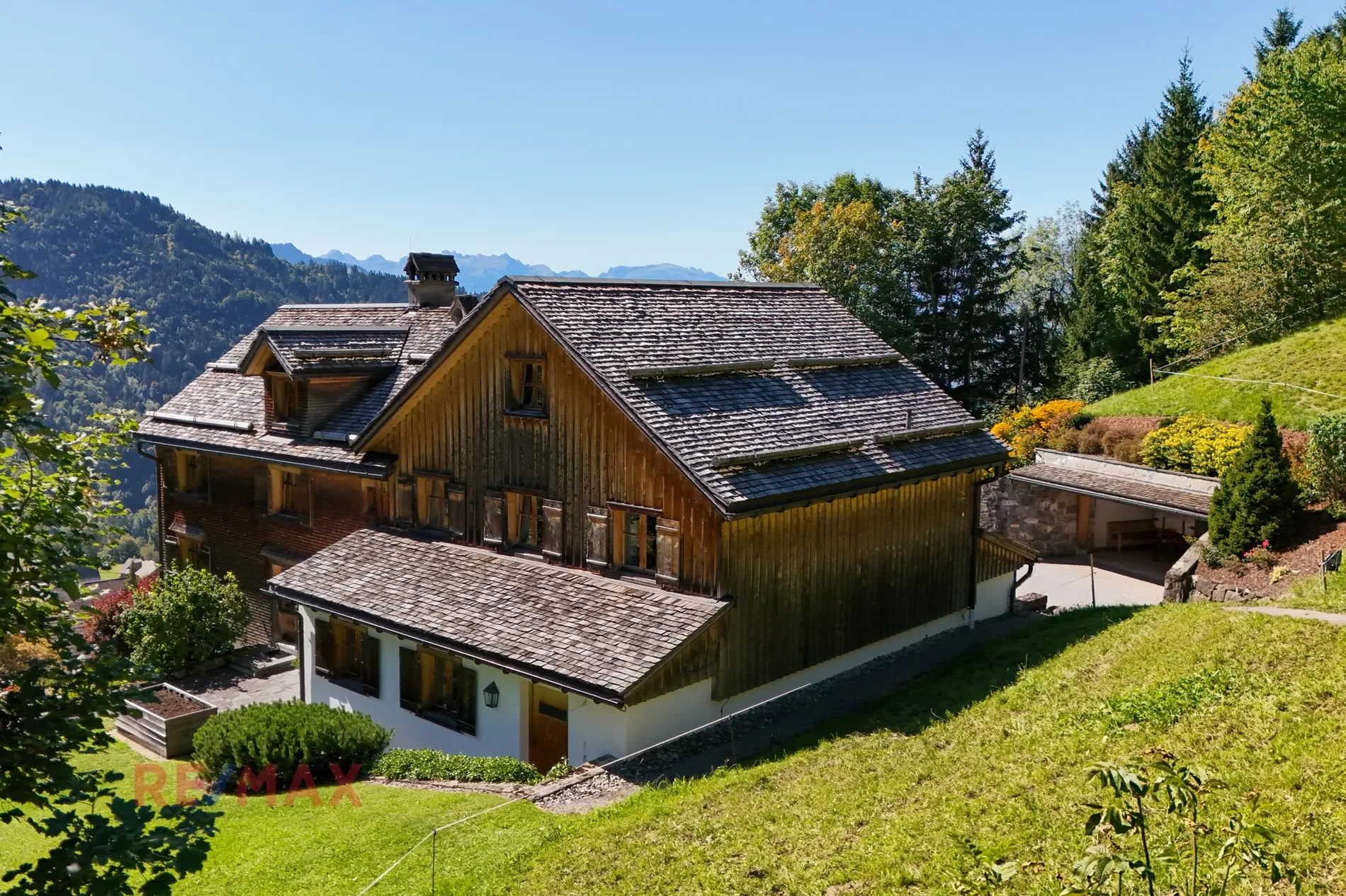 Exterior photo 6