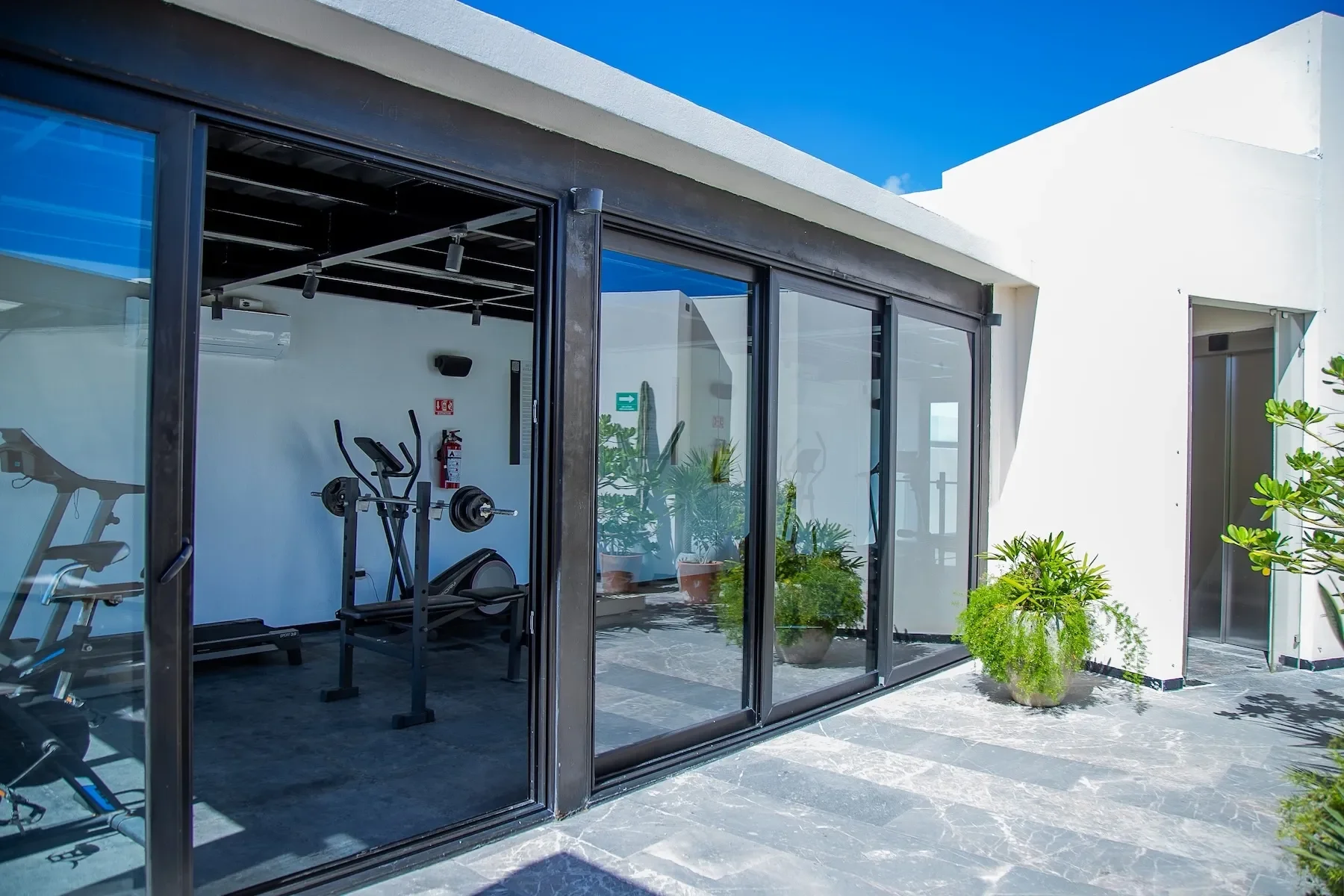 Exterior photo 4