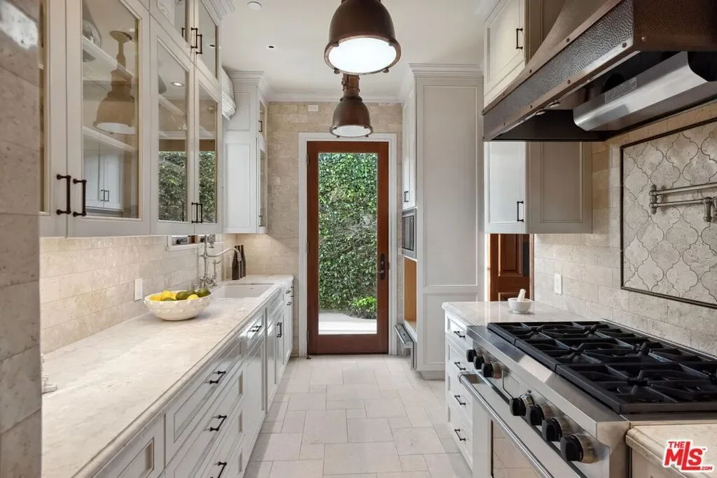 6882 Arizona Avenue, Los Angeles, California, United States. - Photo 32