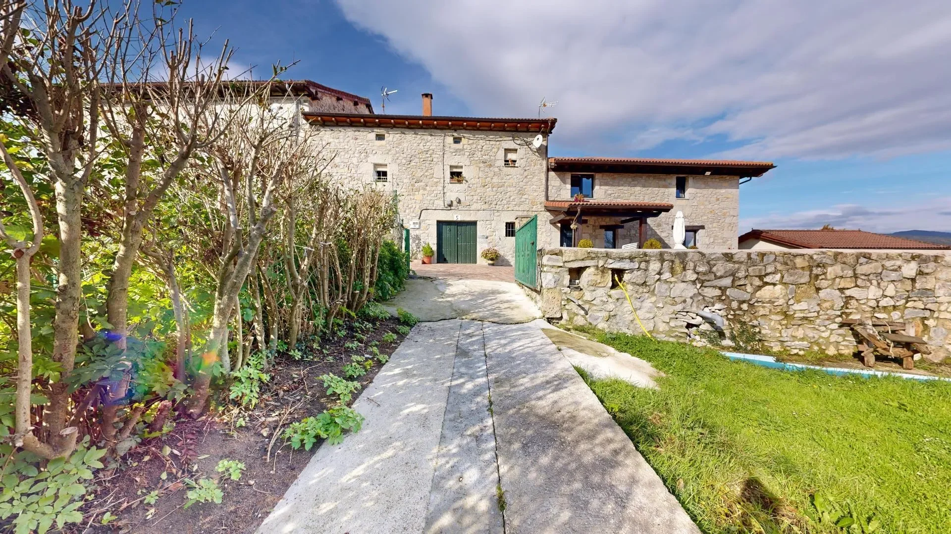 Exterior photo 7
