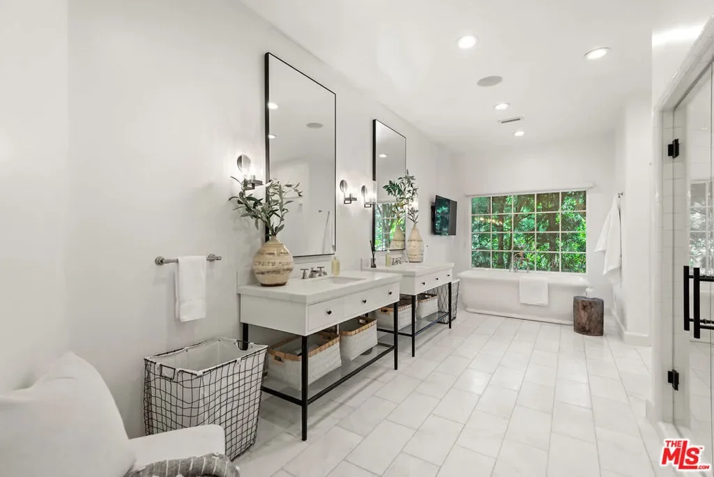 9928 Toluca Lake Avenue, Los Angeles, California, United States. - Photo 31