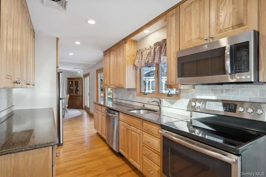 258 Church Lane, Aquebogue, New York, United States. - Photo 10