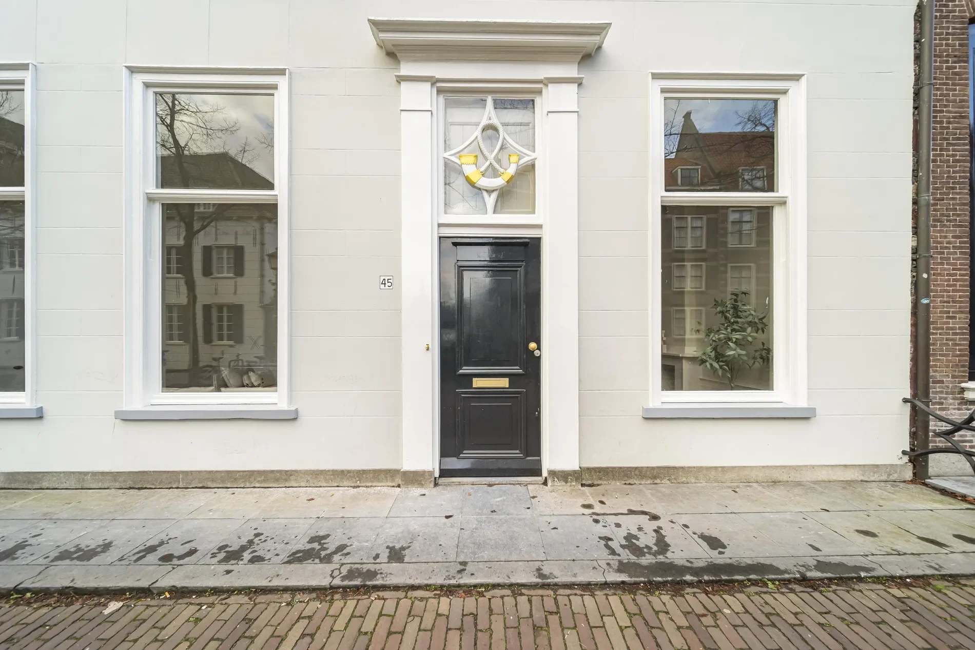 Exterior photo 5