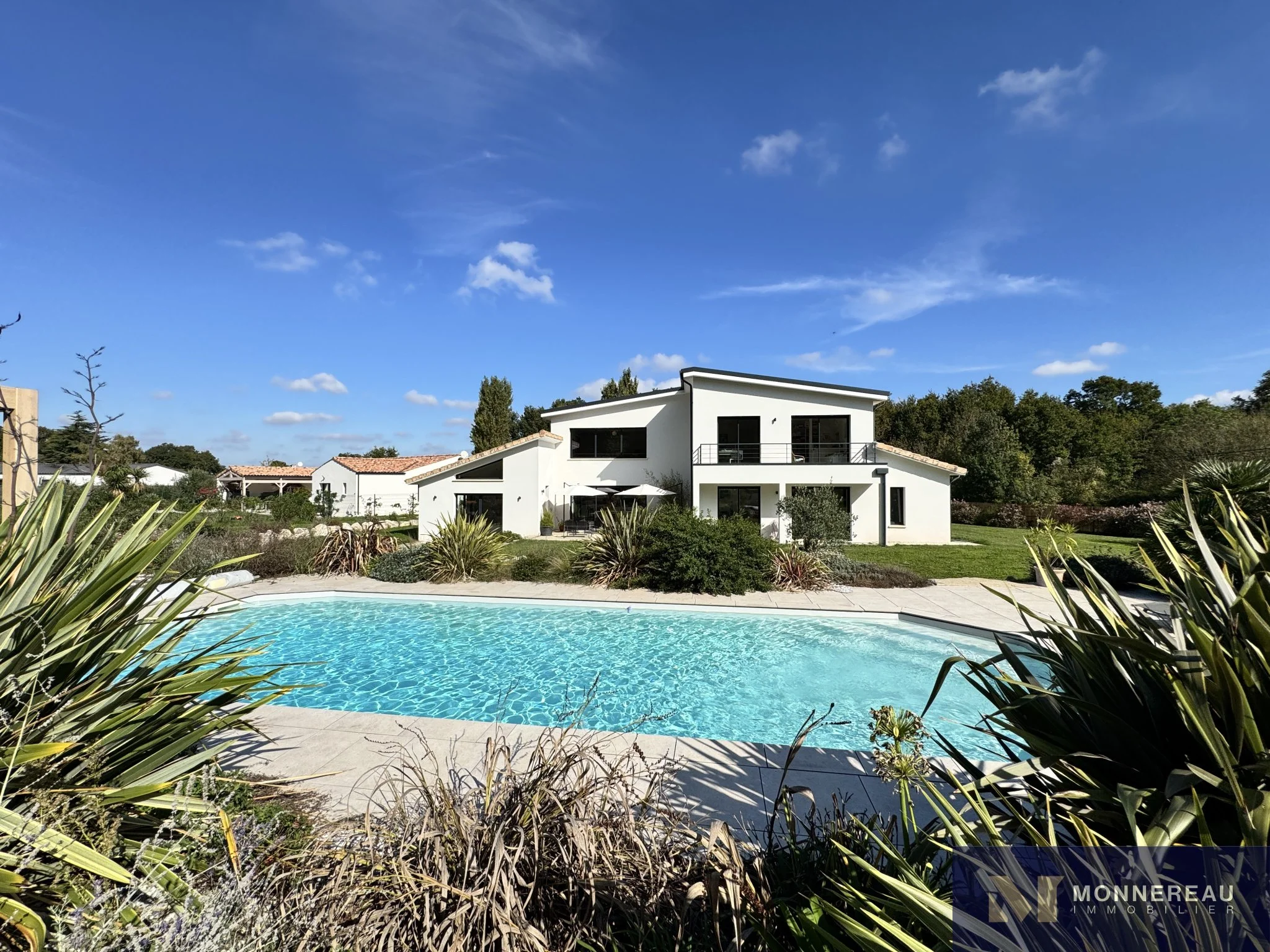 Exterior photo 5