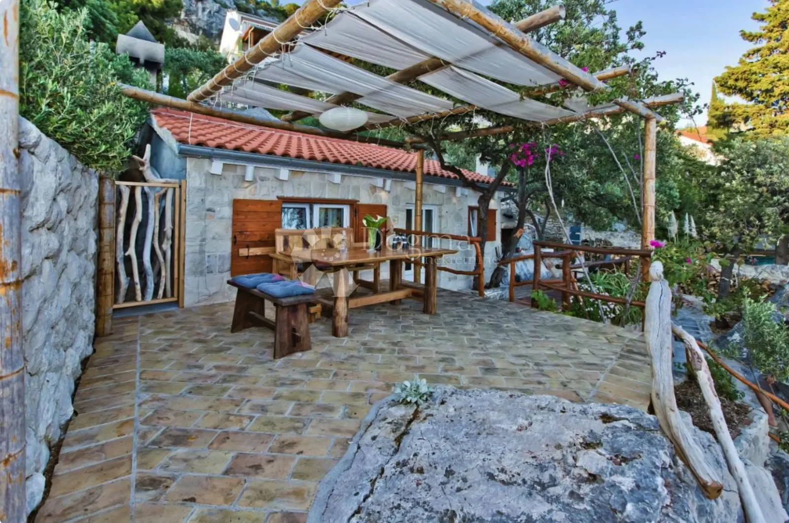 Exterior photo 5