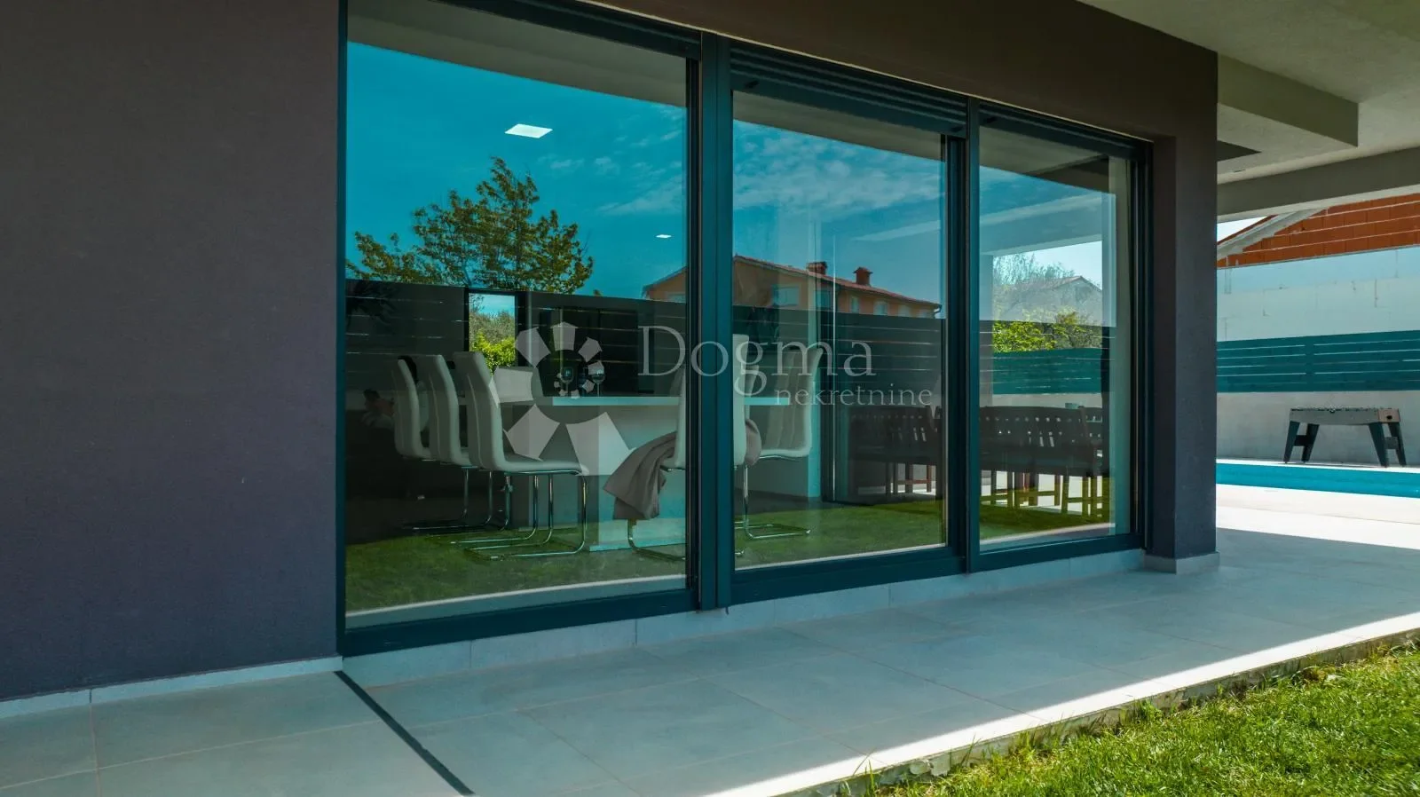 Exterior photo 6