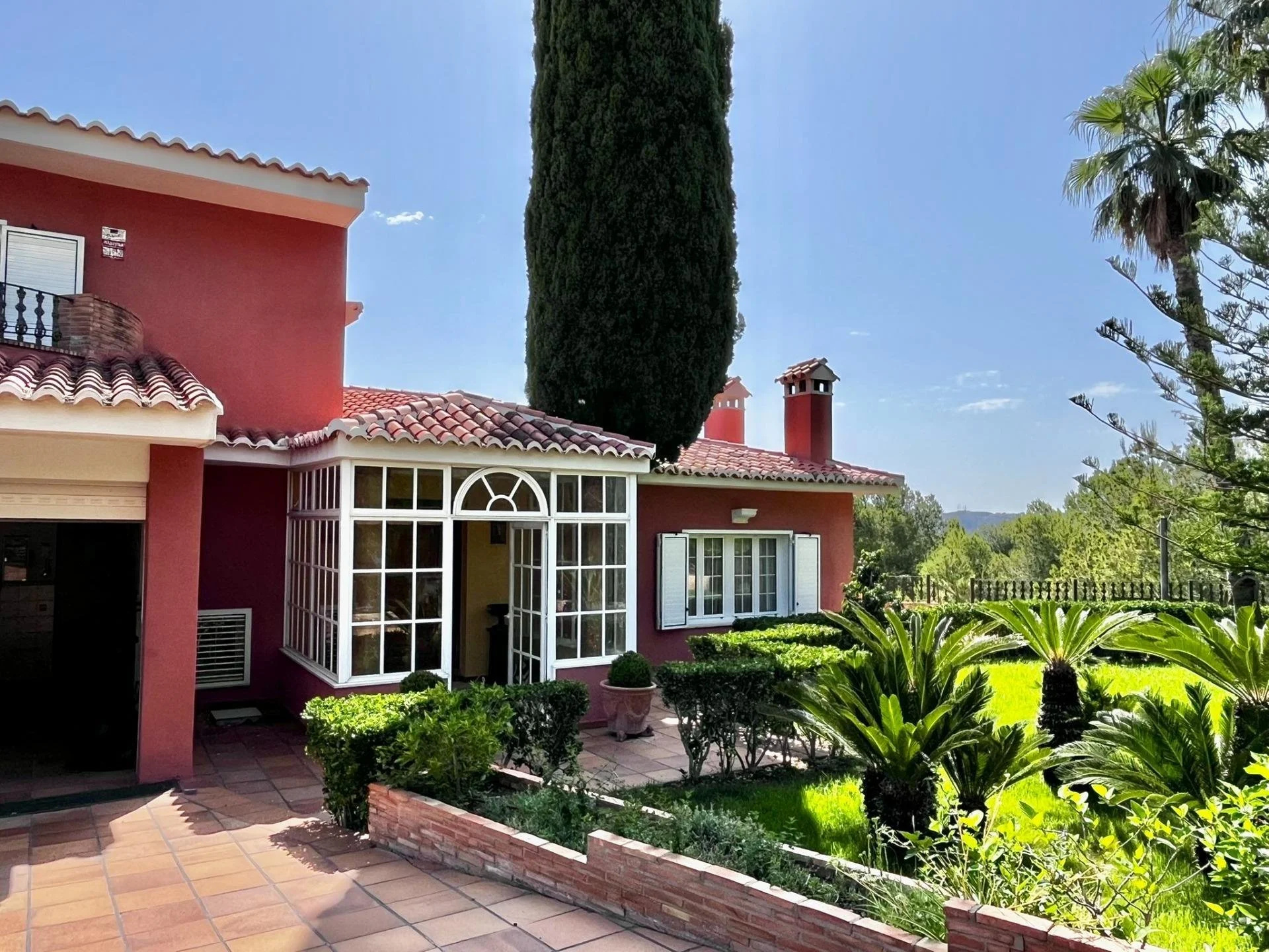 Exterior photo 2