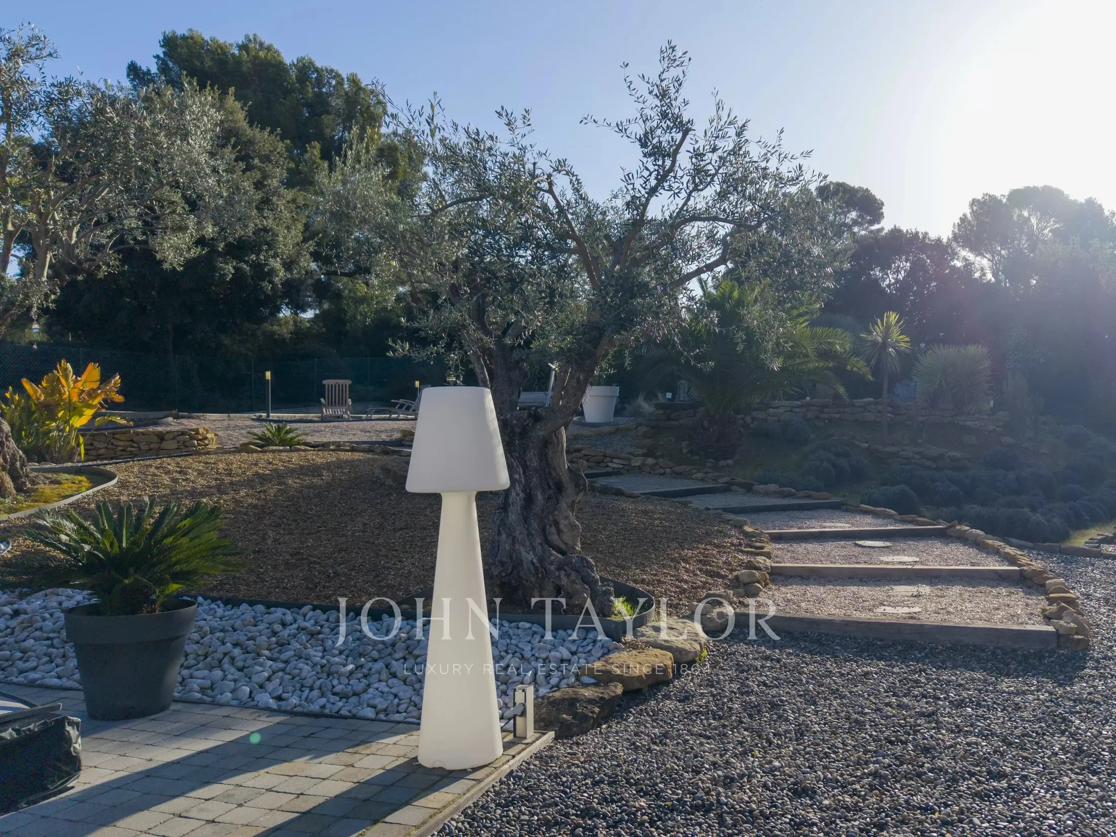 Exterior photo 1