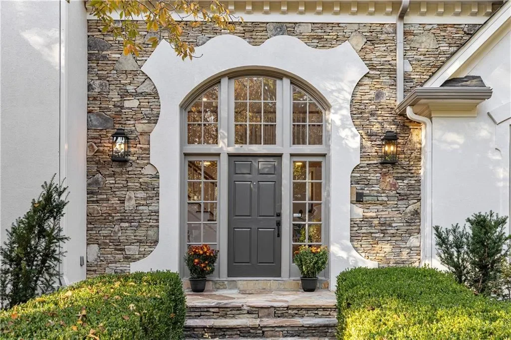 Exterior photo 6