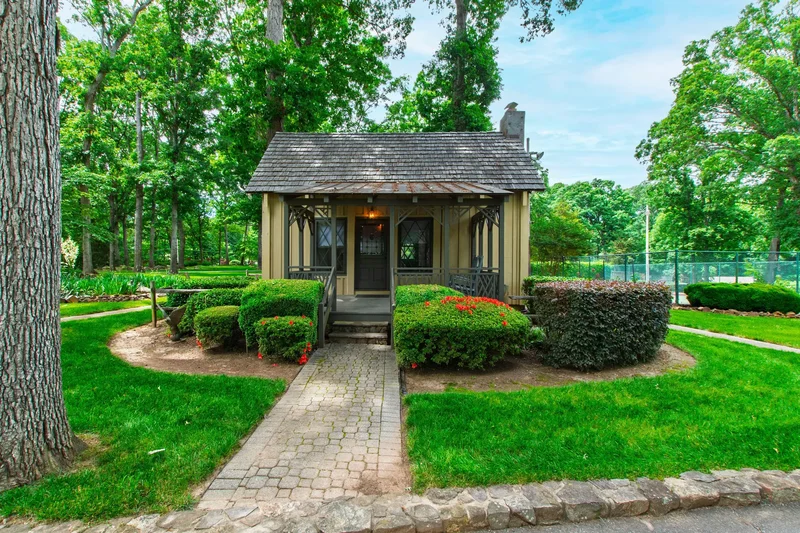 812 Kenmore Road , Chapel Hill, NC 27514, Chapel Hill, North Carolina, United States. - Photo 94