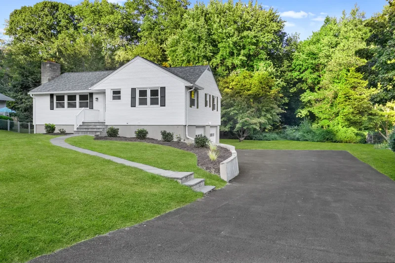 8 Lloyd Road, Norwalk, CT 06850, Norwalk, Connecticut, United States. - Photo 2