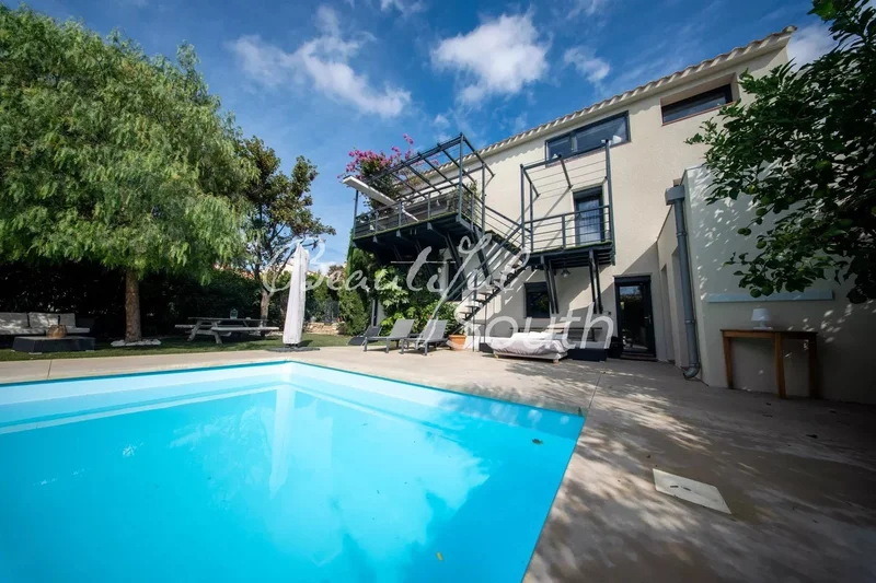 Exceptional contemporary architect-designed home with landscaped garden and pool. Perpignan