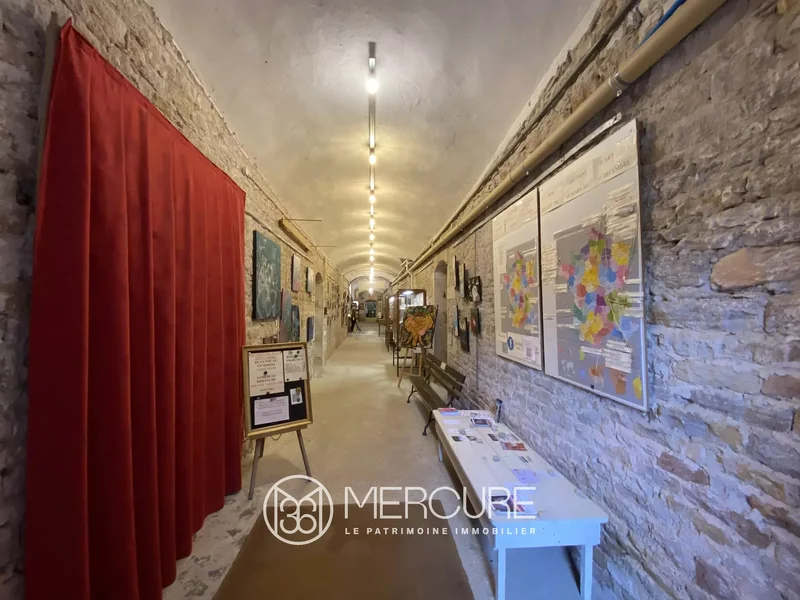 Adjoining the château, large property for receptions or other projects