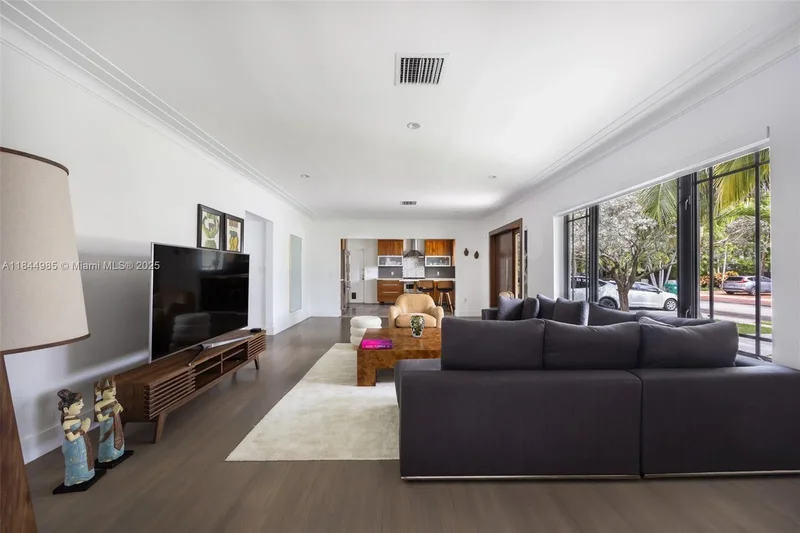 1080 NE 86th, Miami, Florida, United States. - Photo 11