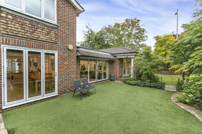 Parkgate Close, Kingston Upon Thames, Kingston upon Thames, England, United Kingdom. - Photo 9