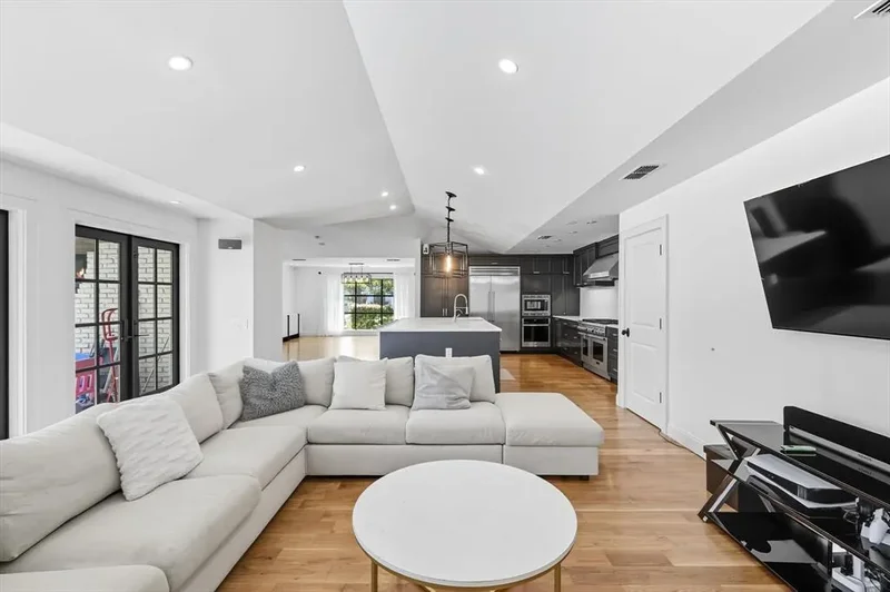 5857 Charlestown Drive, Dallas, Texas, United States. - Photo 8