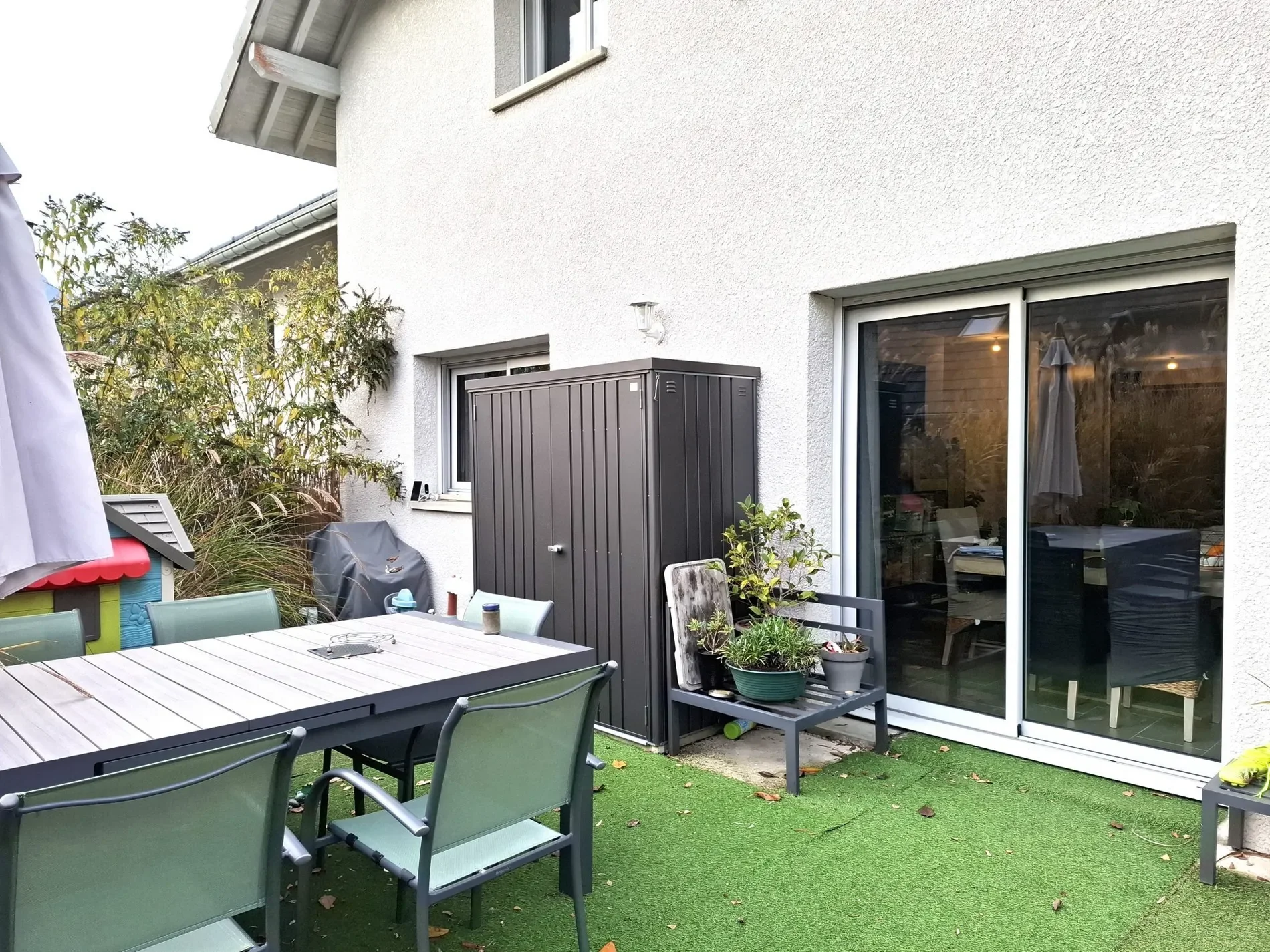 Exterior photo 2