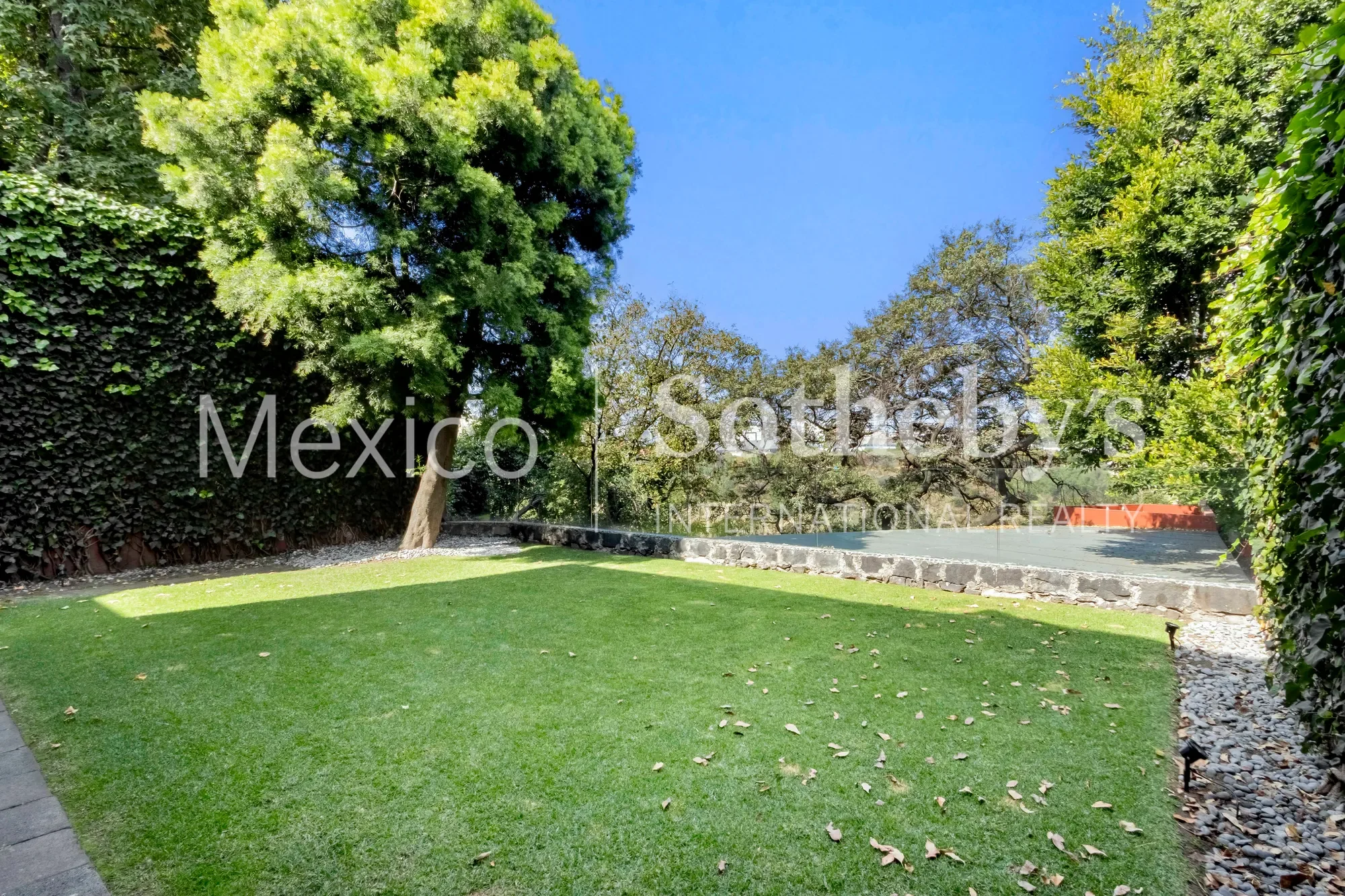 Exterior photo 4
