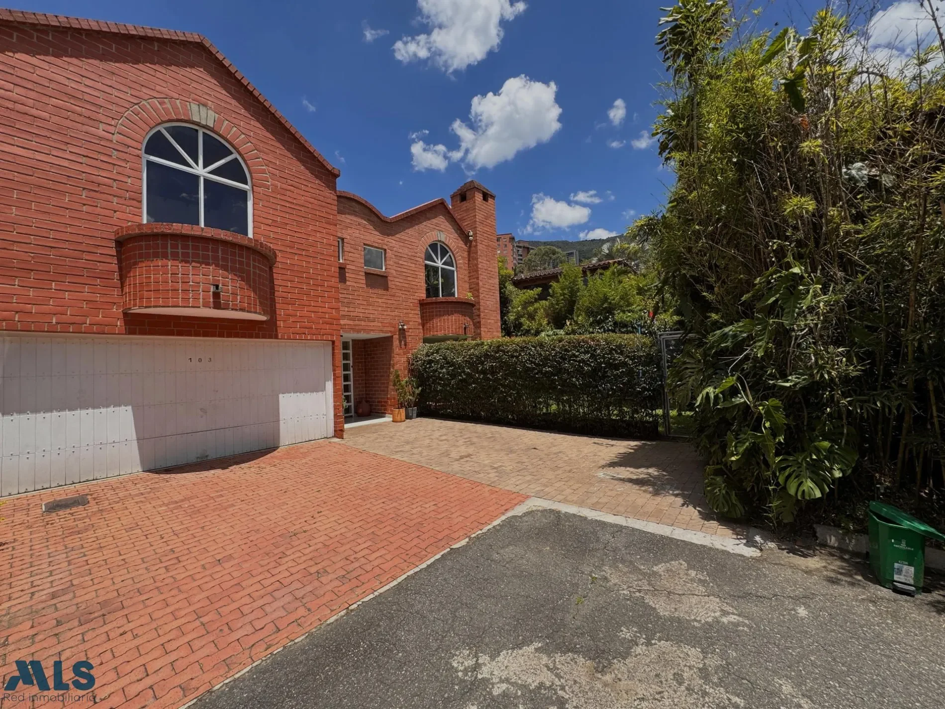 Exterior photo 4
