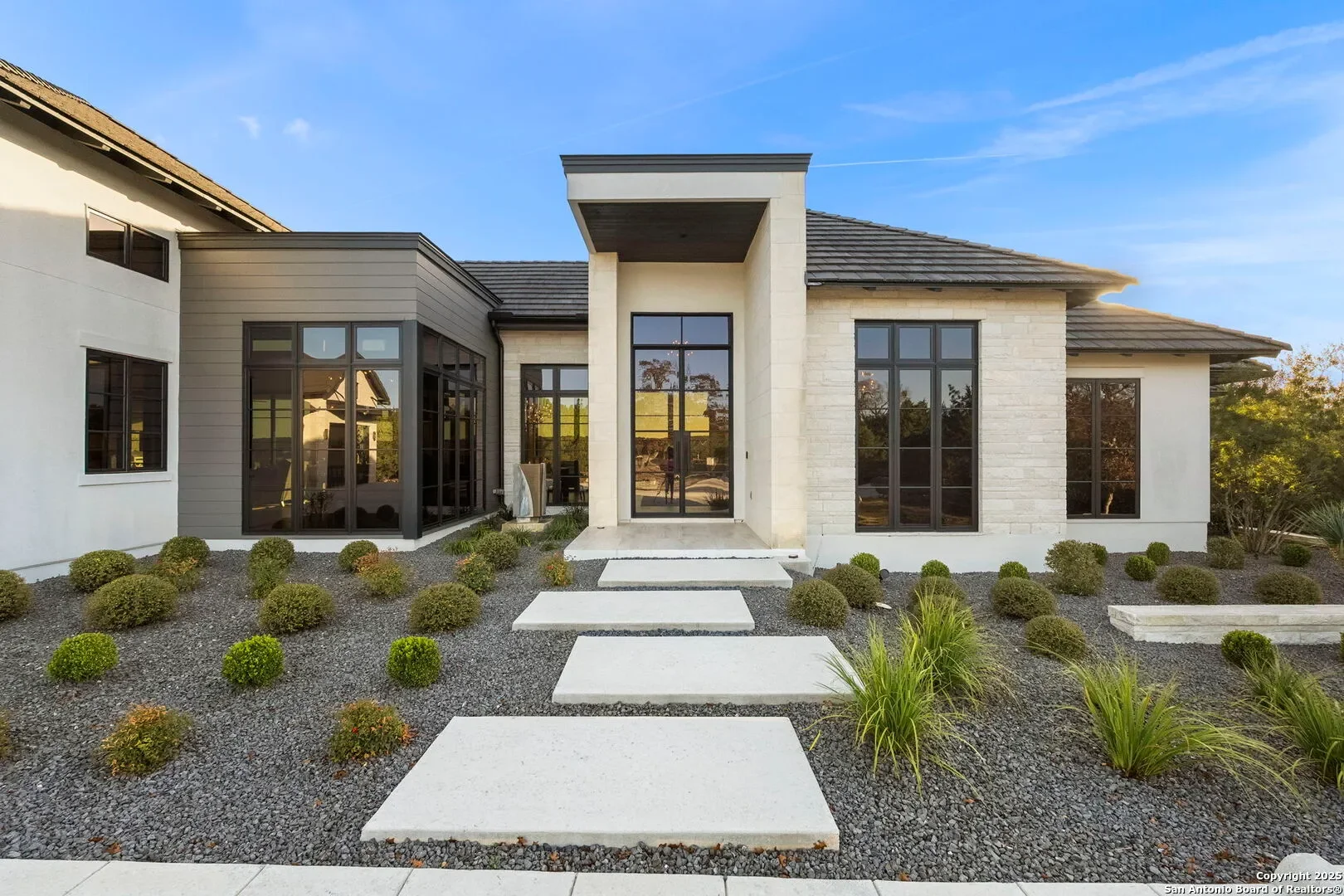 Exterior photo 6