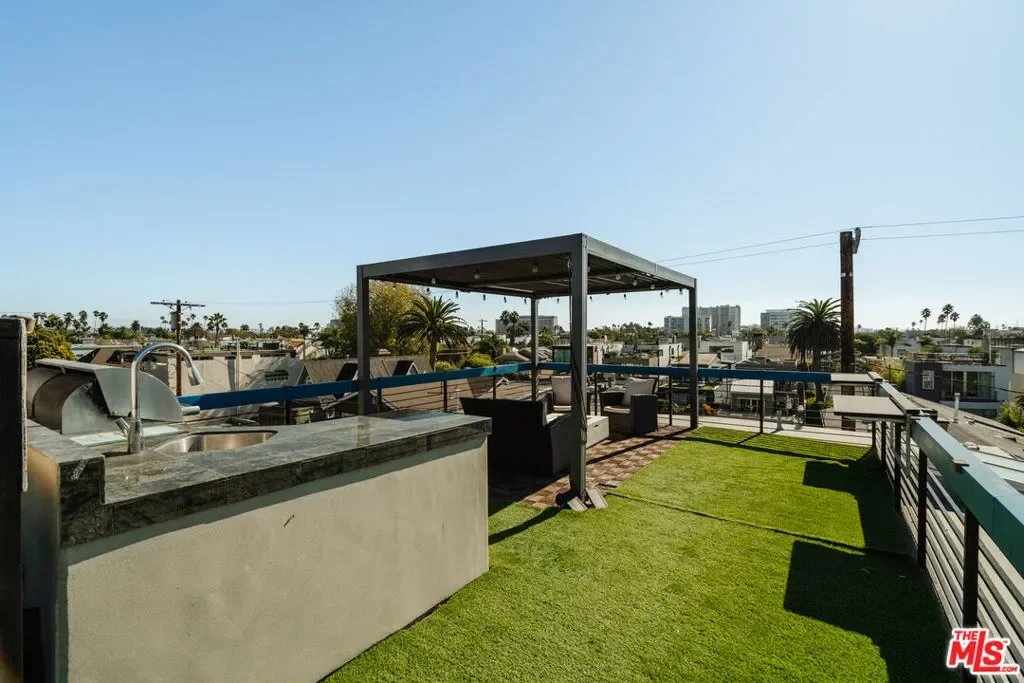 302 S Venice Boulevard, Los Angeles, California, United States. - Photo 24