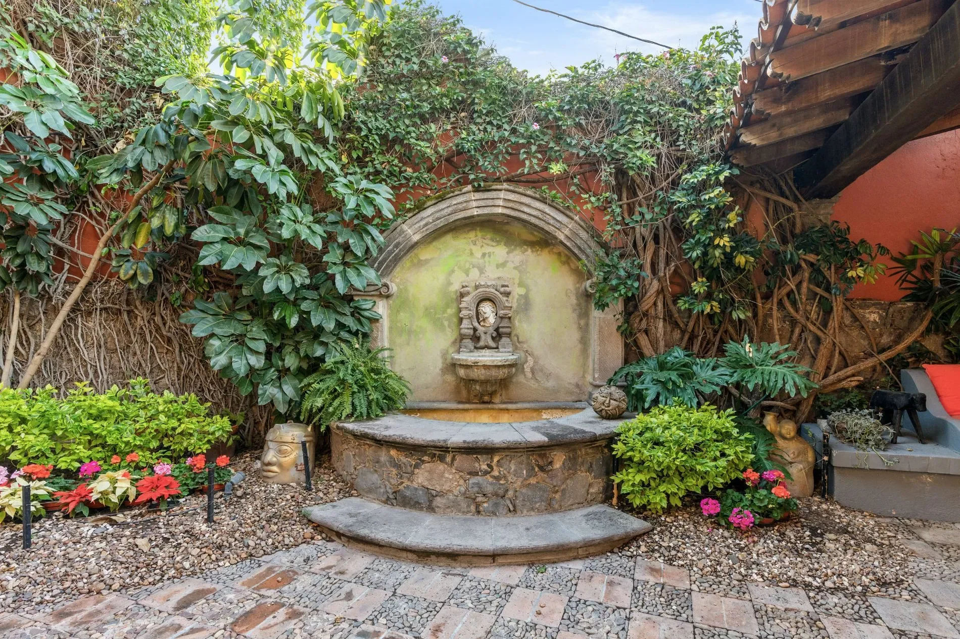 Exterior photo 5