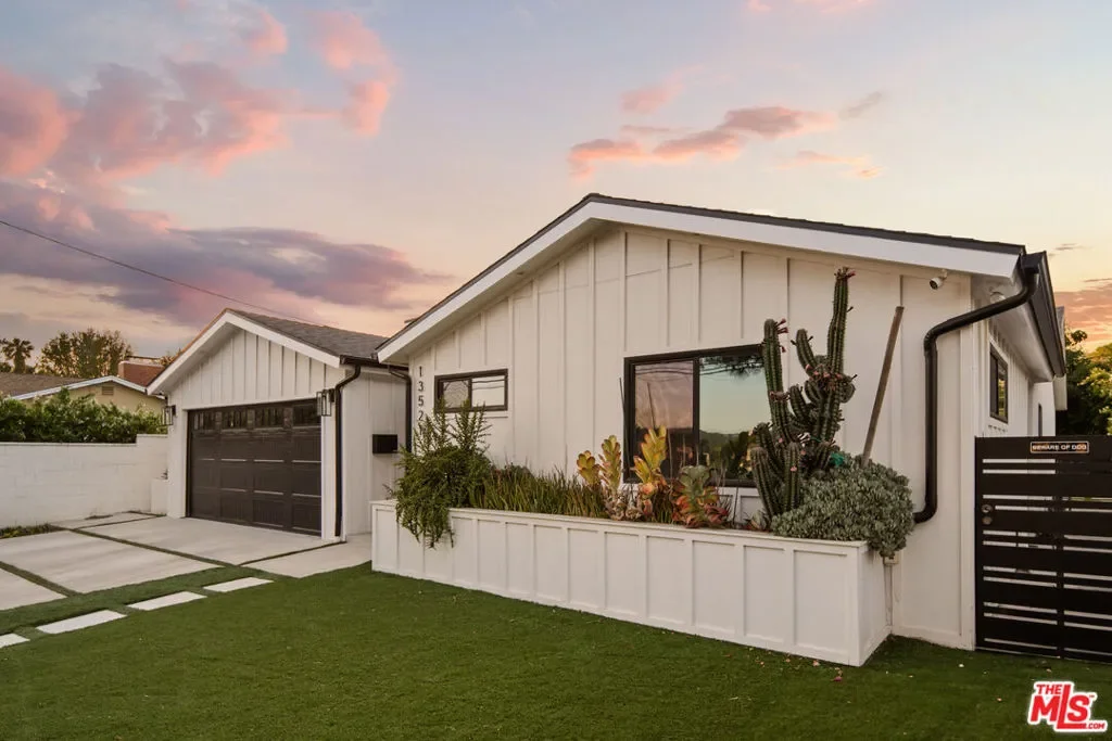 13521 Magnolia Boulevard, Los Angeles, California, United States. - Photo 15