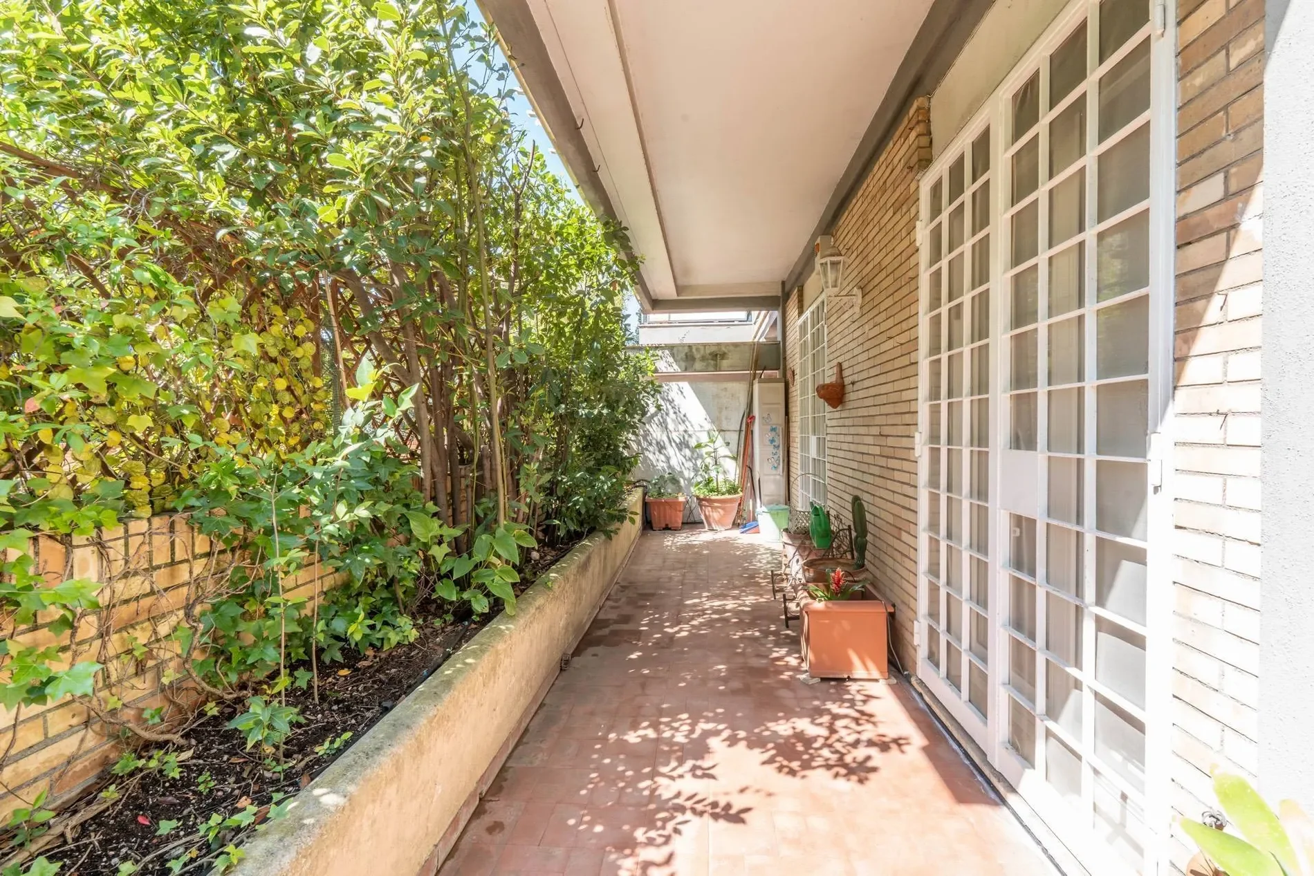 Exterior photo 1
